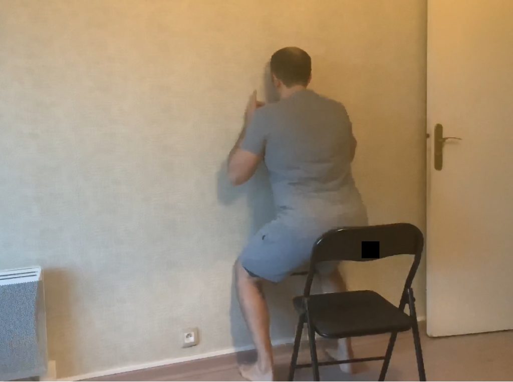 Le squat avec une chaise