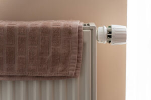 Une serviette posée sur un radiateur peut devenir une source de chaleur pour le mal de dos.