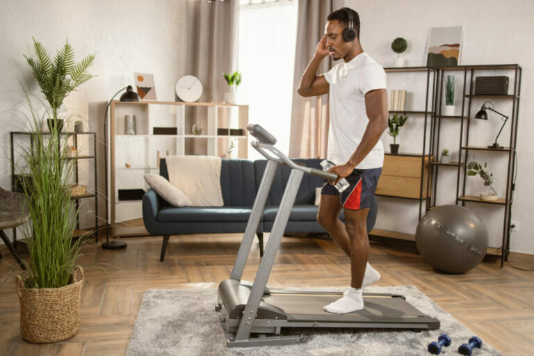 Tapis de course à domicile pour renforcer tout le corps.