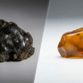 Image divisée en deux montrant une résine noire visqueuse de shilajit à gauche et un morceau d'ambre translucide à droite.